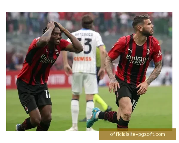 AC米兰莱奥训练场秀花式运球炫技吸引球迷点赞